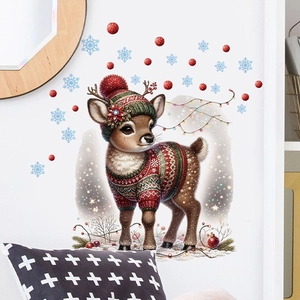 Détail du sticker mural renne de Noël avec pull rouge et flocons bleus sur un mur blanc