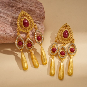 Boucles d'oreilles vintage style palais avec pampilles en résine et gouttes de diamant