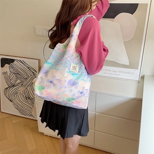 Vista dettagliata della borsa tote in tela floreale con motivi acquerello e ampia capienza
