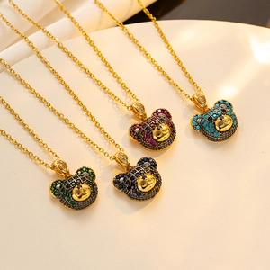 Détail des pendentifs ours plaqués or 18 carats avec cristaux verts bleus et roses