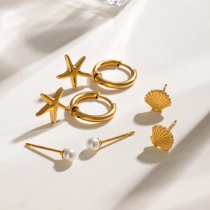 Set di orecchini a forma di stella marina e conchiglia dorati con perle a perno