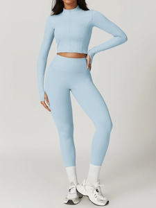 Détail de la veste de sport bleu clair à passe-pouces et du pantalon de yoga taille haute