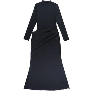 Detalle de vestido negro de manga larga con cuello alto y diseño de cintura fruncida