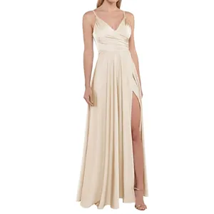 Détails de la robe de soirée en satin champagne avec fente haute et fines bretelles