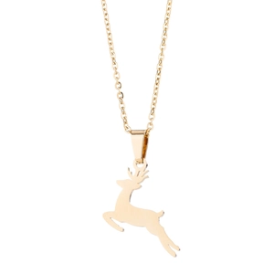 Vue rapprochée d'un collier plaqué or 18 carats avec pendentif cerf sur fond blanc épuré