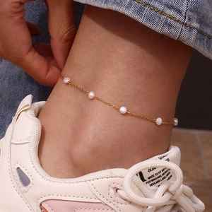 Schicke minimalistische Fußkette mit Süßwasserperlen und goldfarbener Gliederkette