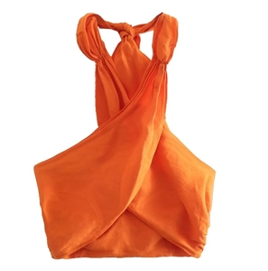 Detail des orangefarbenen Neckholder-Oberteils mit atmungsaktivem Stoff und Nähten