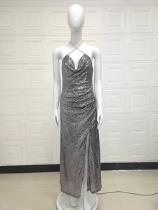 Détail de robe de soirée à paillettes argentées avec dos nu et fente haute élégante