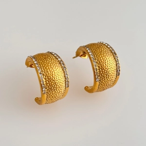 Fashionable gold C-shaped hoop earrings with hammered texture and zircon crystals