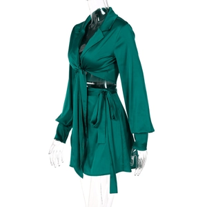 Vue détaillée d'un ensemble en satin vert foncé avec haut court à nouer et minijupe