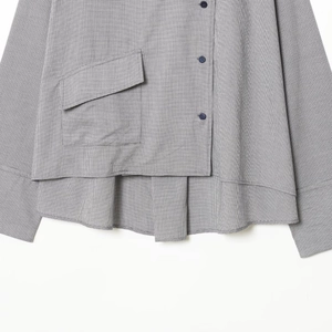 Chemise ample à carreaux pour femme avec boutons latéraux et ourlet asymétrique