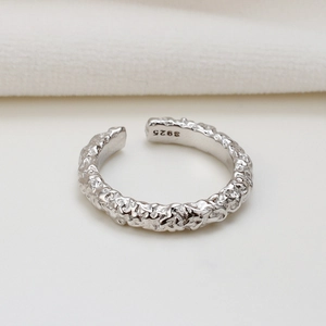 Minimalist S925 sterling silver open ring featuring a unique hammered texture finish
