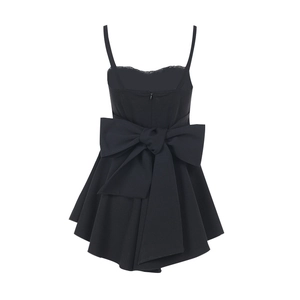 Robe courte noire moulante élégante avec grand nœud au dos et fines bretelles chic