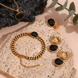 Detailaufnahme der 18K-Punze auf dem Goldschmuckset mit schwarzen Onyx-Anhängern