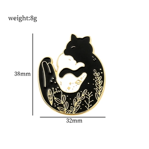 Vue détaillée du pin's chat en émail noir et blanc avec dimensions 38mm haut et 32mm large