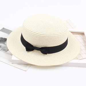 Cremeweißer Strohhut mit schwarzer Schleife und flacher Krone für Strand und Sommer