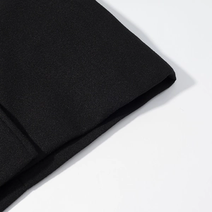 Gros plan sur la texture du tissu en laine tissé noir et les détails de couture