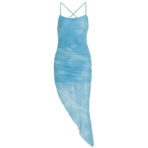Détail de la robe en maille tie-dye bleu clair avec bretelles croisées et fronces