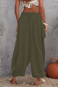 Détail du pantalon sarouel ample en lin vert armée avec de grandes poches latérales