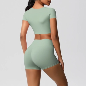 Rückansicht von hellgrünen Yoga-Shorts mit hoher Taille und passendem Kurzarm-Crop-Top