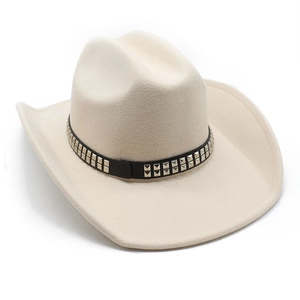 Dettaglio cappello cowboy in lana crema con fascia in pelle e borchie argentate