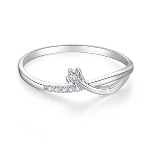 S925 sterling silver ring featuring a sparkling central cubic zirconia and pavé band