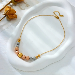 Collar retro de acero al titanio con cuentas mate tricolores en oro, plata y oro rosa fino
