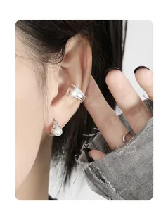Macro di orecchino a C in argento sterling S925 con perla d'acqua dolce minimalista