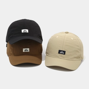 Quick-dry outdoor baseball caps in black, brown, and beige with mountain patch