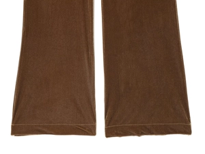 Vista de detalle del dobladillo acampanado del pantalón de terciopelo marrón