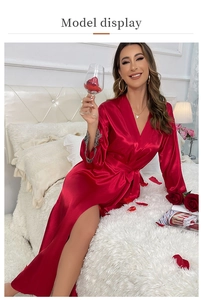 Détail du peignoir en satin rouge avec dentelle aux poignets et ceinture nouée