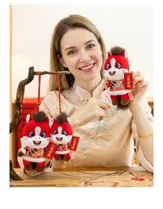 Gros plan d'un mannequin asiatique tenant une peluche de cheval du zodiaque rouge 2026
