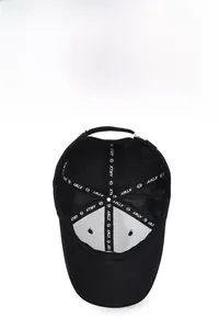 Détail de l'intérieur d'une casquette noire avec coutures XTMY et doublure respirante