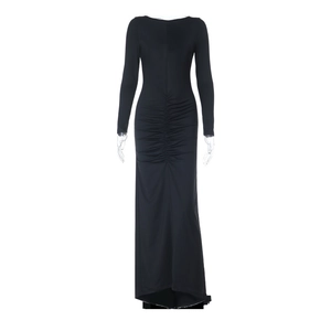 Elegante abito lungo nero aderente con maniche lunghe e dettagli plissettati in vita