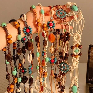 Chaîne de taille bohème tressée main avec turquoise, perles de bois et ornements