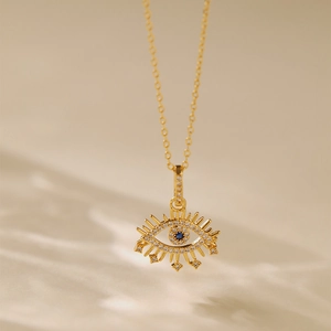 Makroaufnahme der 18K vergoldeten Evil Eye Kette mit blauem Stein und Zirkonia-Besatz