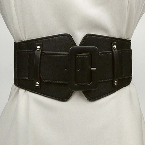 Ceinture large noire pour femme avec grande boucle carrée et rivets métalliques