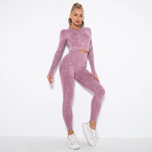 Details des lila nahtlosen Yoga-Sets mit Daumenloch-Bündchen und Leggings mit hohem Bund