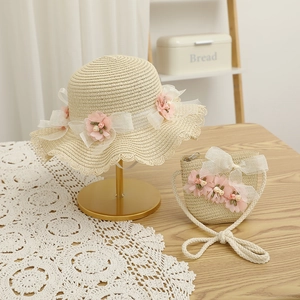 Détail de l'ensemble chapeau de paille et sac assorti pour enfant avec fleurs et nœuds
