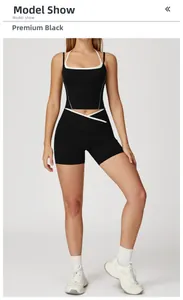 Détail du short de yoga taille haute avec taille croisée et liseré contrasté