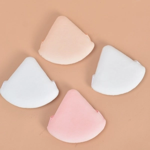 Set di 4 piumini da cipria triangolari in velluto bianco beige e rosa con nastro morbido