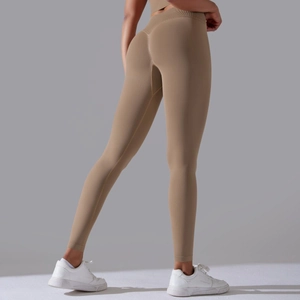 Detail van een naadloze yoga legging met hoge taille en scrunch butt in kaki