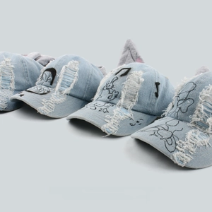 Detailansicht der hellblauen Jeans-Baseballkappe mit 3D-Katzenohren und schwarzem Graffiti