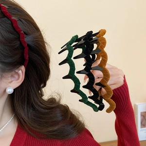 Detail of wavy flocked hairbands showing velvet texture and anti-slip teeth design