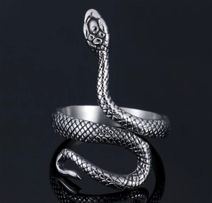 Vue détaillée d'une bague serpent en acier poli avec textures d'écailles de style vintage
