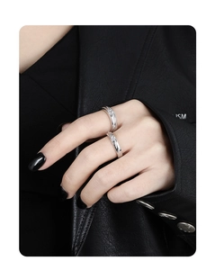 Detailed close-up of a silver S925 sterling silver ring with a sparkling solitaire diamond