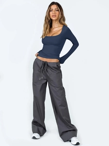 Détail du crop top en maille côtelée bleu marine et pantalon cargo gris foncé