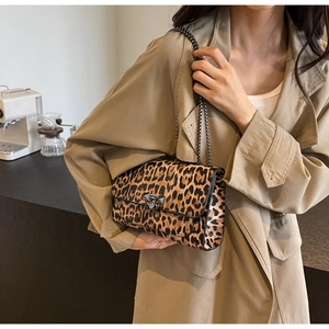 Detail der Schultertasche mit Leopardenmuster, Goldkette und edlem Metallverschluss
