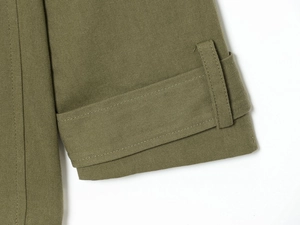 Detail van de olijfgroene katoenen trenchcoat manchetten met bijpassende riem en gesp