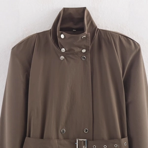 Trench-coat marron foncé pour femme avec col montant, boutons pression et ceinture